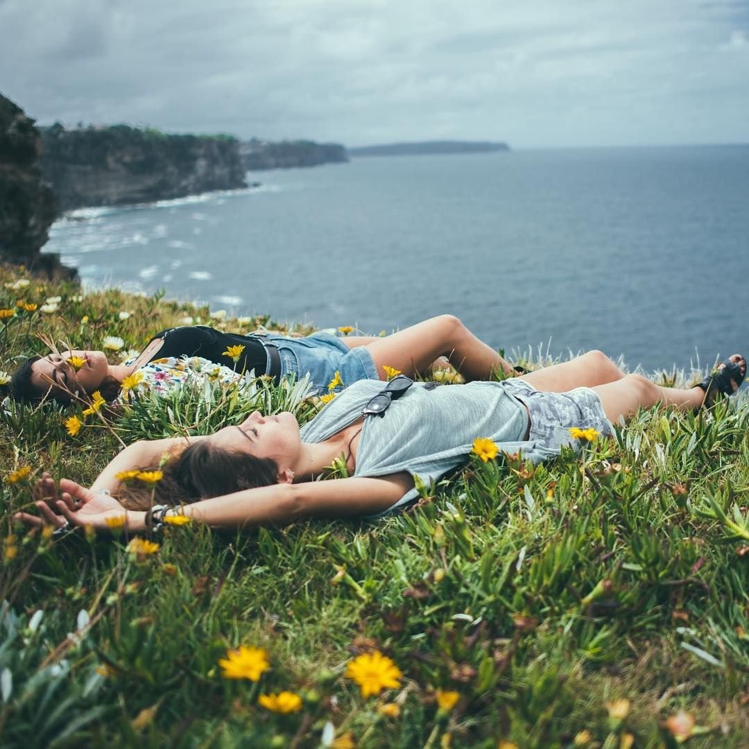 Человек лежит на траве Эстетика