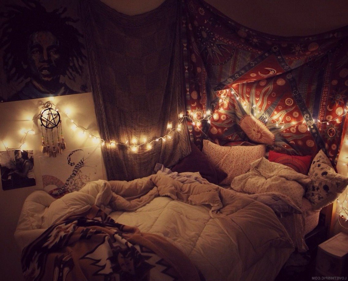 Уютная кровать с подушками