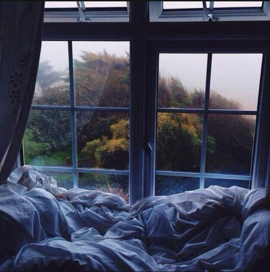 Кровать около окна ночью