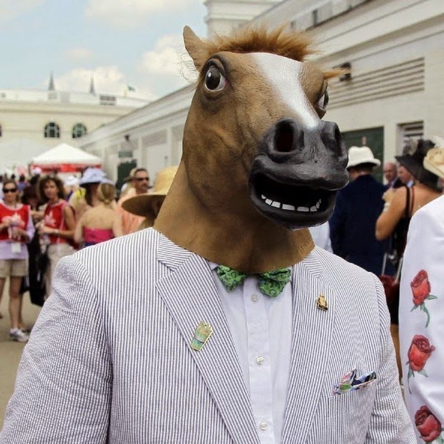 Человек в маске лошади