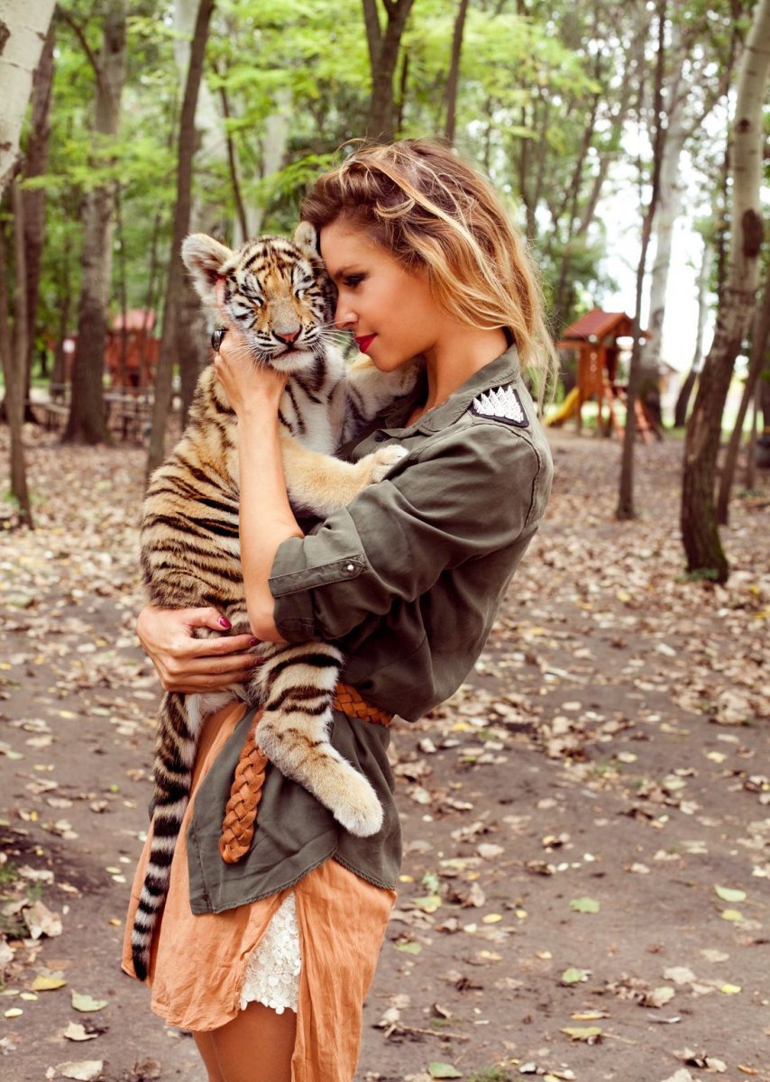 Тигр и девушка