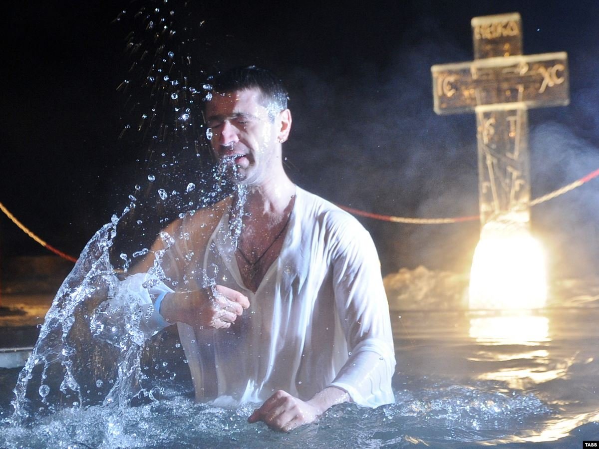 Купаются в Святой воде