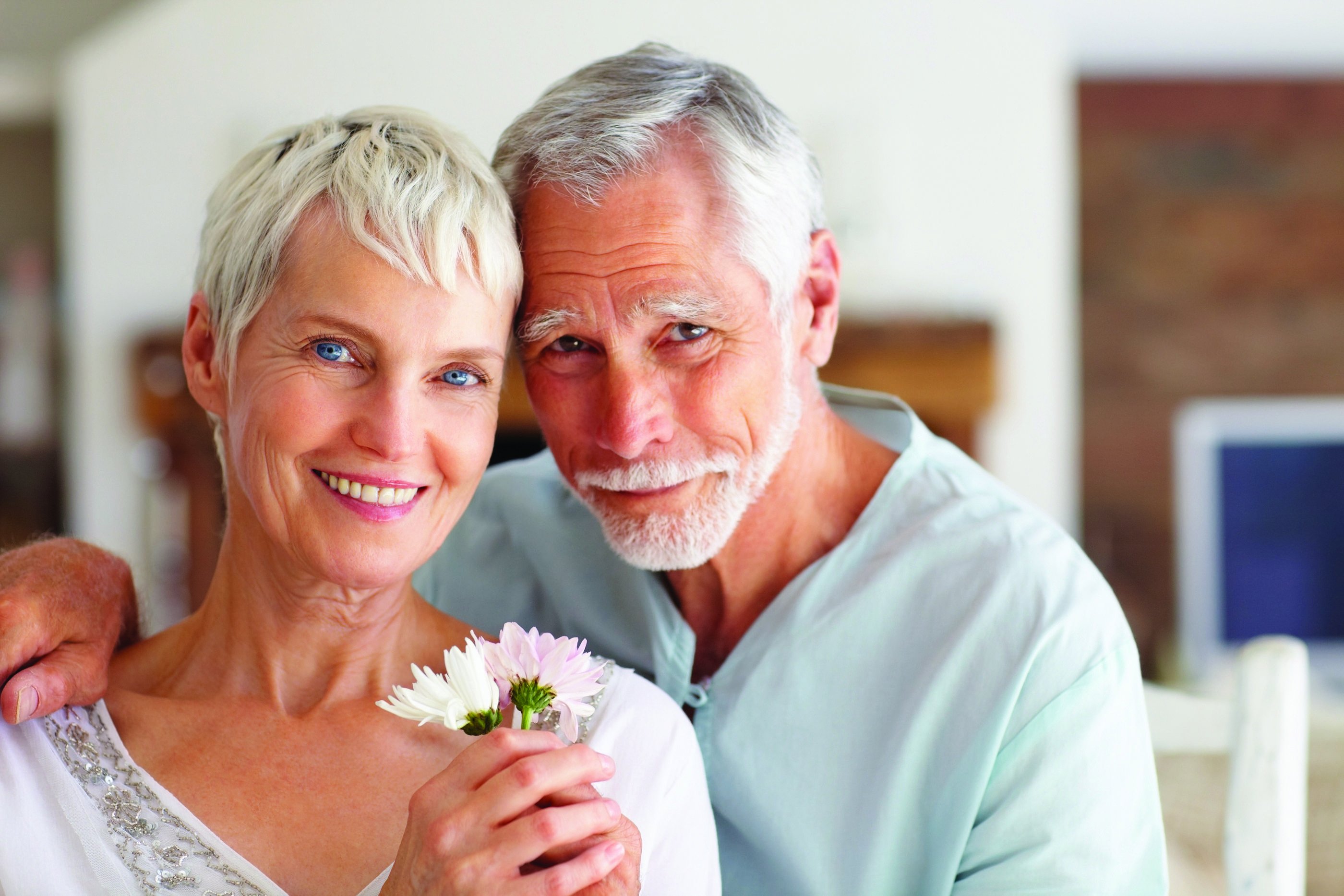 Зрелые старше 50 лет. Мужчина и женщина среднего возраста. Пожилые мужчина и женщина. Счастливые пожилые. Красивые пенсионеры пара.