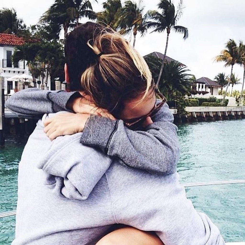 Милая пара обнимается