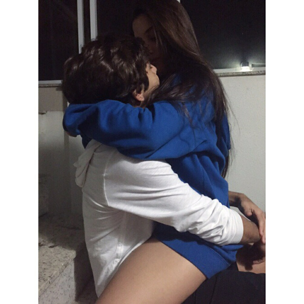 Парень и девушка обнимаются Эстетика