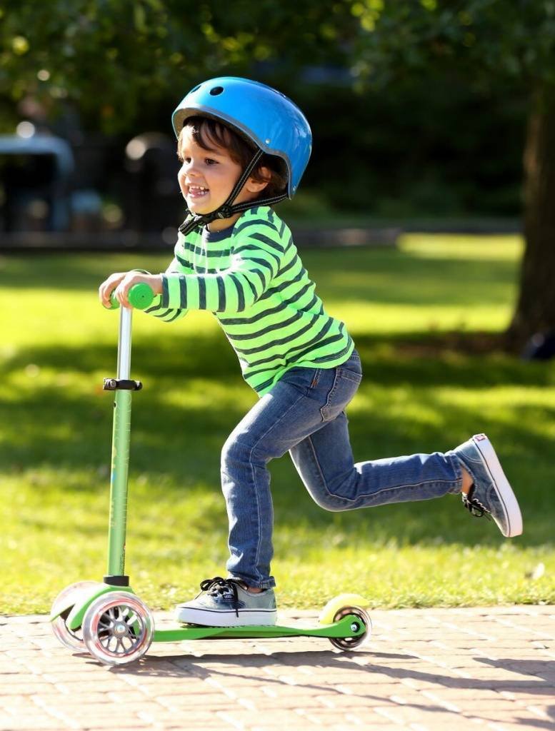 Кататься на самокате