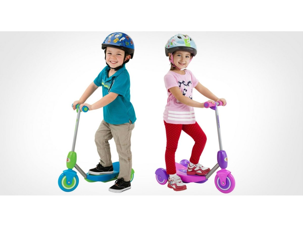 Ребенок на самокате