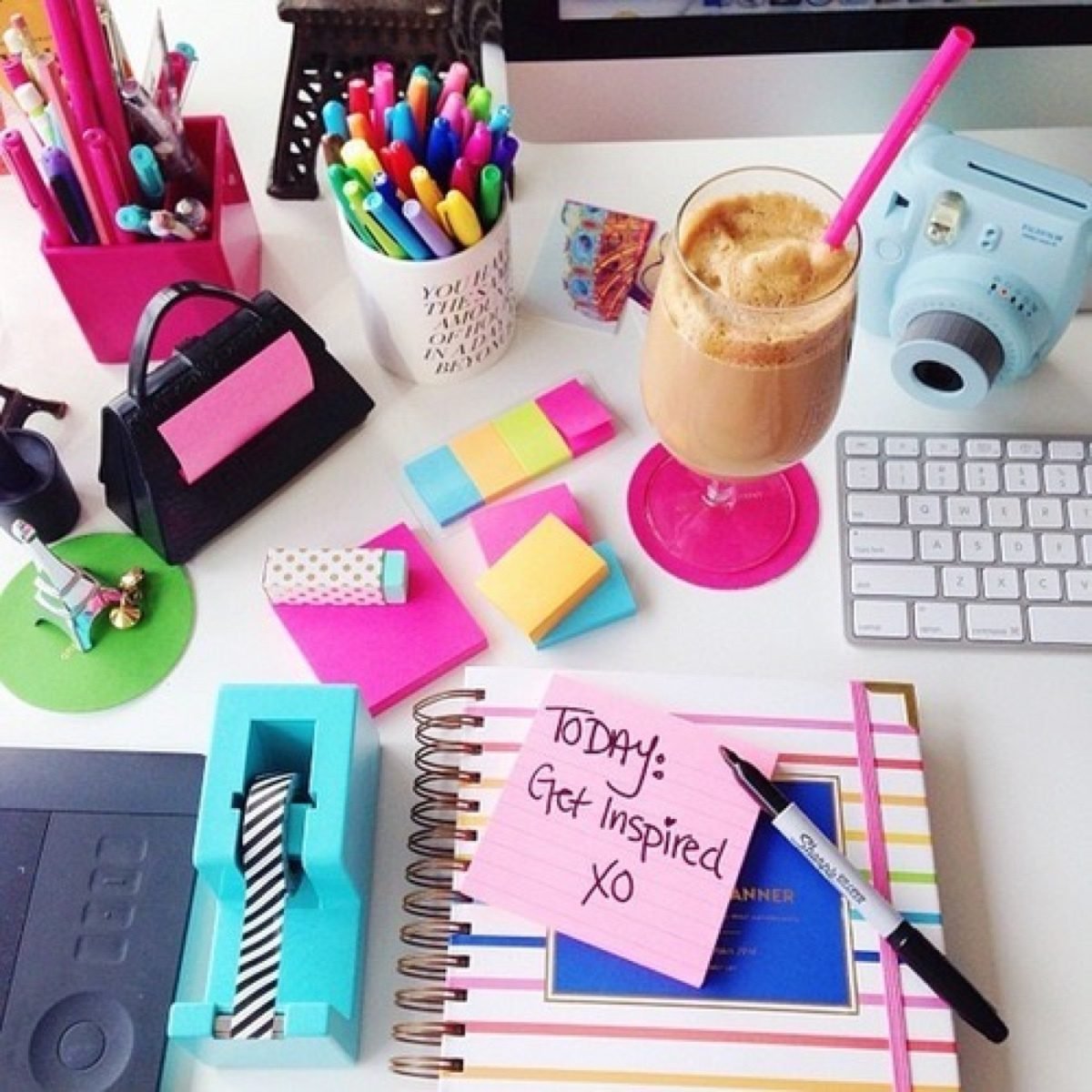 Милая канцелярия на столе