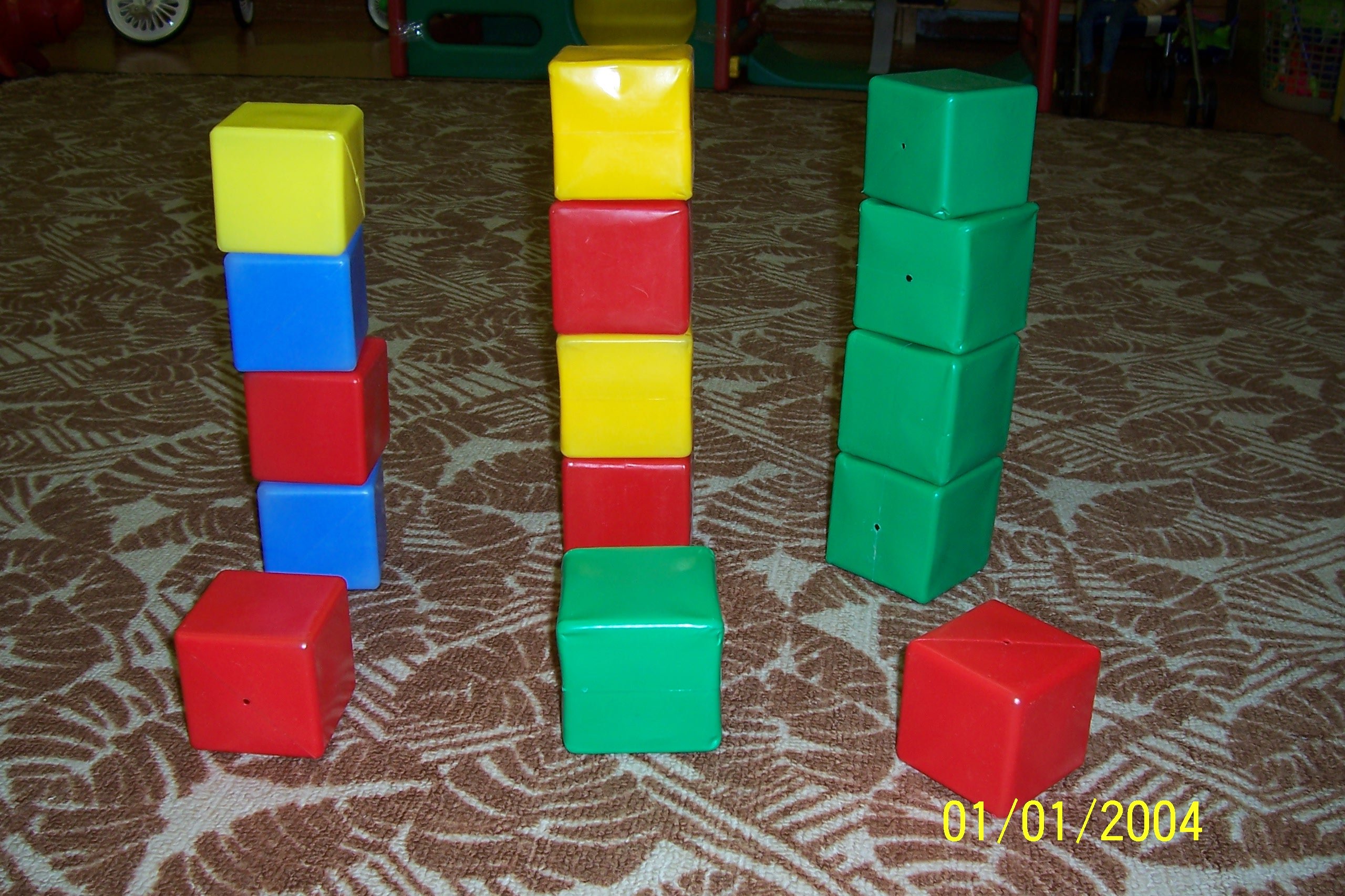 Игры из кубика строить. Цветные кубики башенкой. Высокая башенка из кубиков. Башня из кубиков. Постройка башни из кубиков.