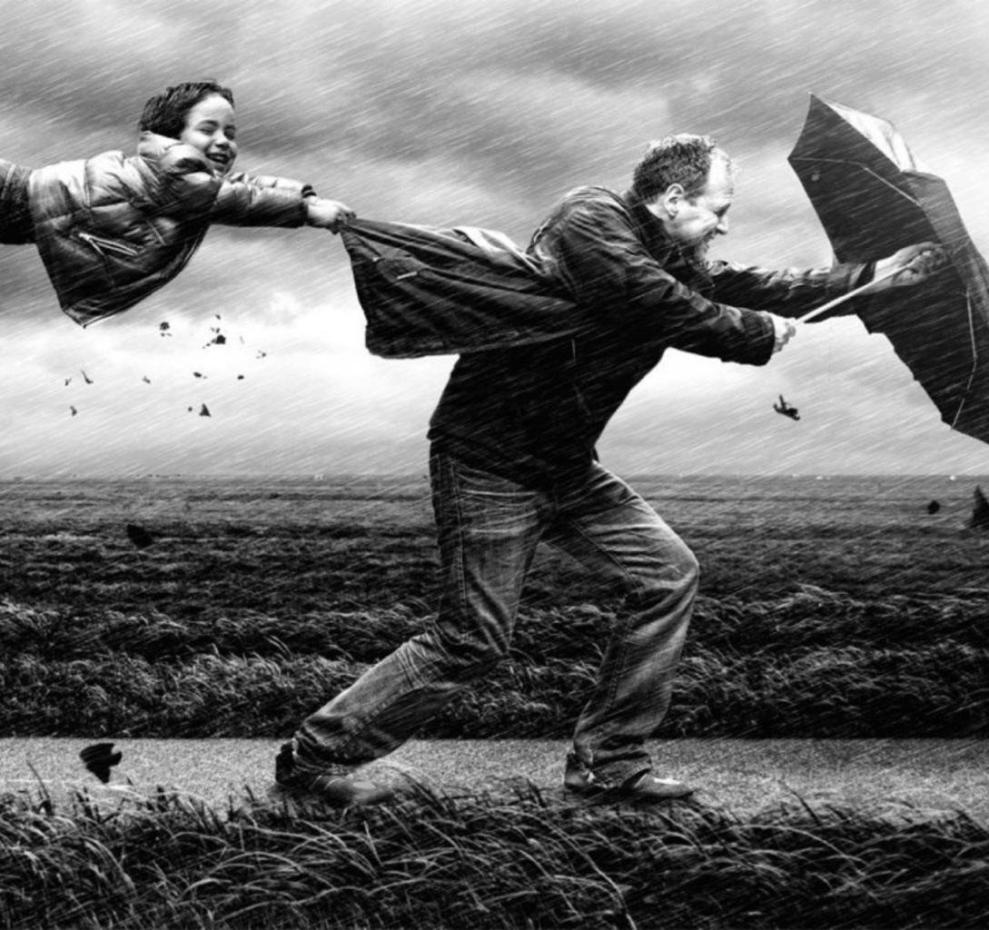 Ветер сносит людей