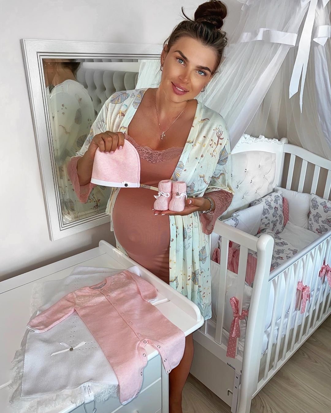 Девушка с ребёнком без лица