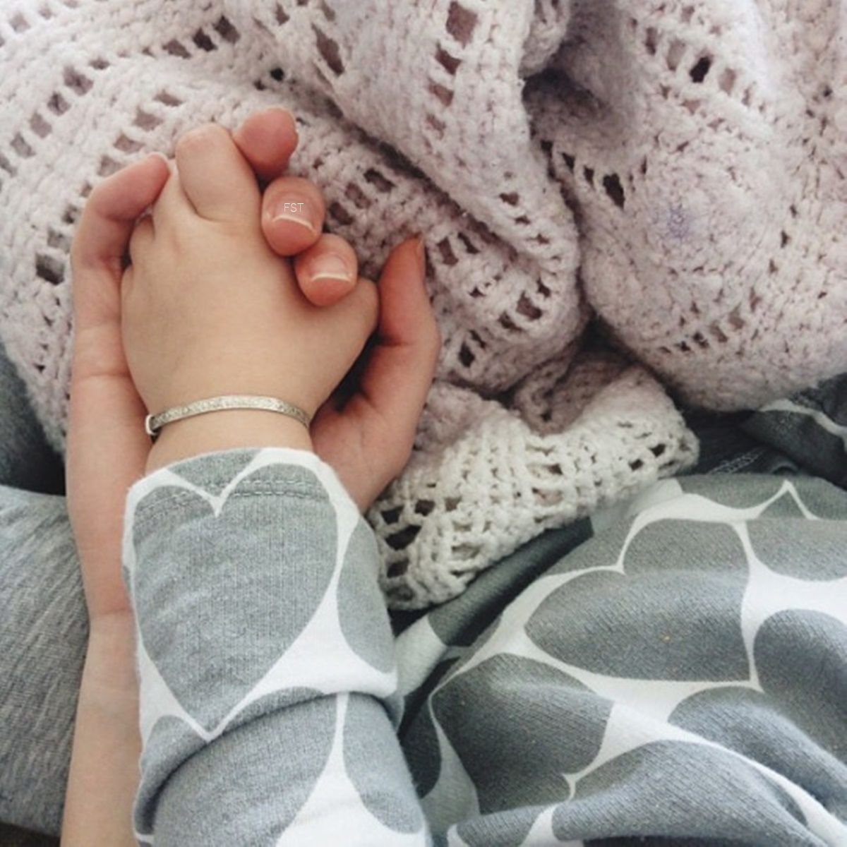 Нарисованные девушки с короной