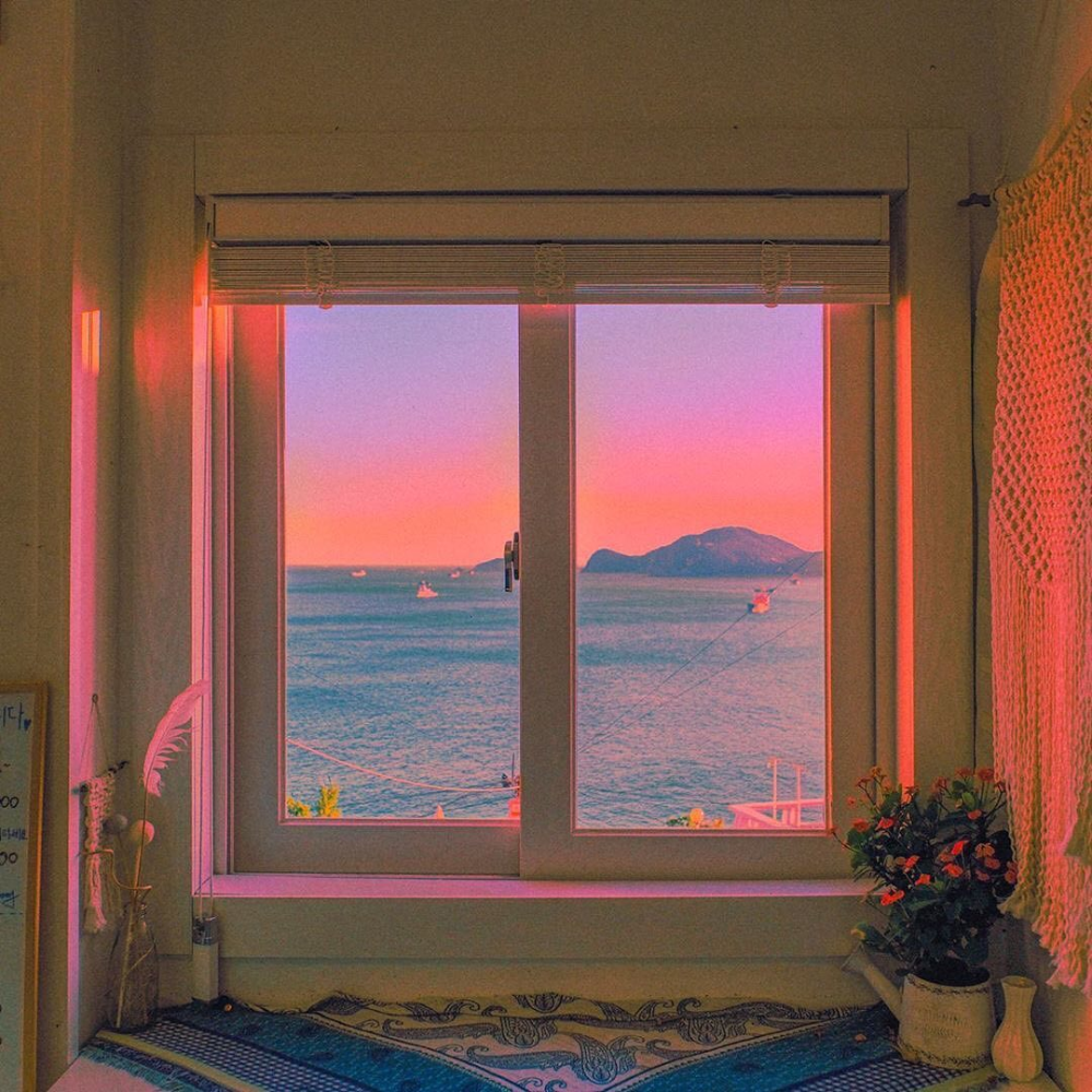 Фасады домов с зеленой дверью