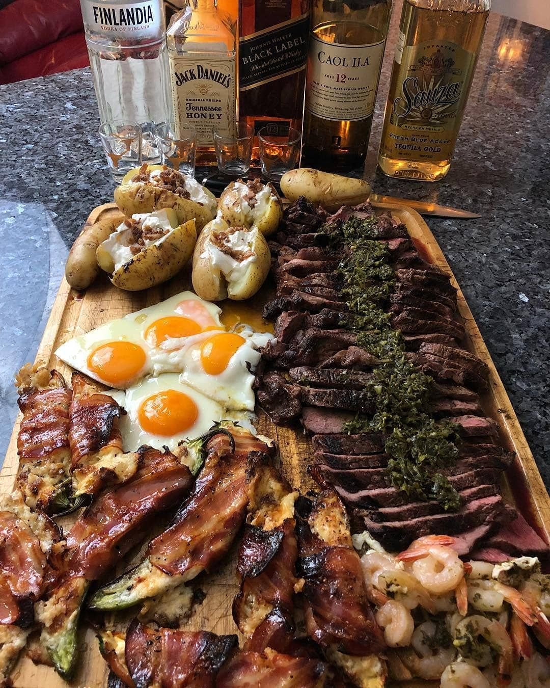 Стол с шашлыками и выпивкой