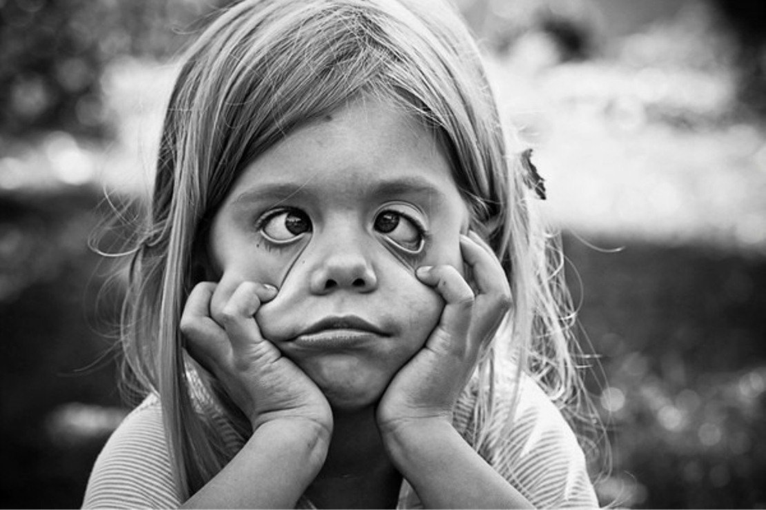 Девочка корчит рожицы