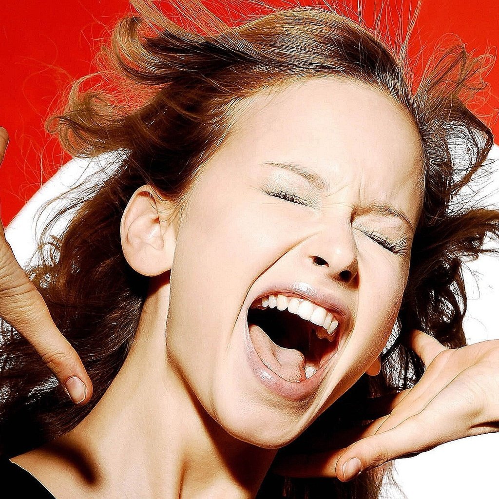 Девушка кричит от радости