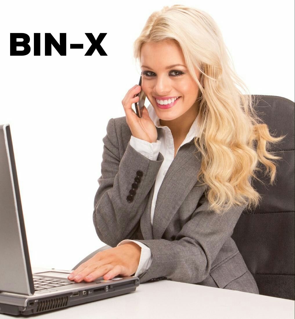 Блондинка в офисе