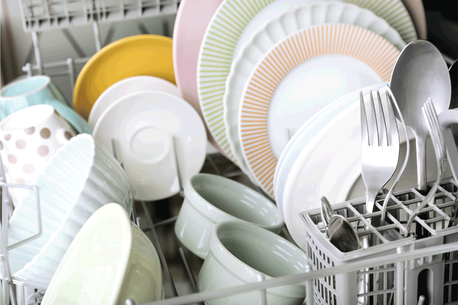 Прокат посуды. Чистая посуда. Чистота посуды. Гора чистой посуды. Чистая посуда на кухне.