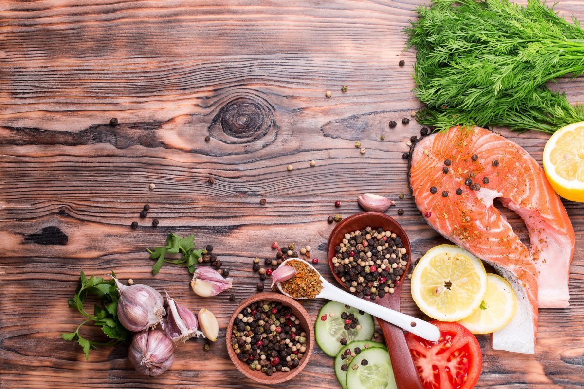 Вкусная еда на деревянном фоне