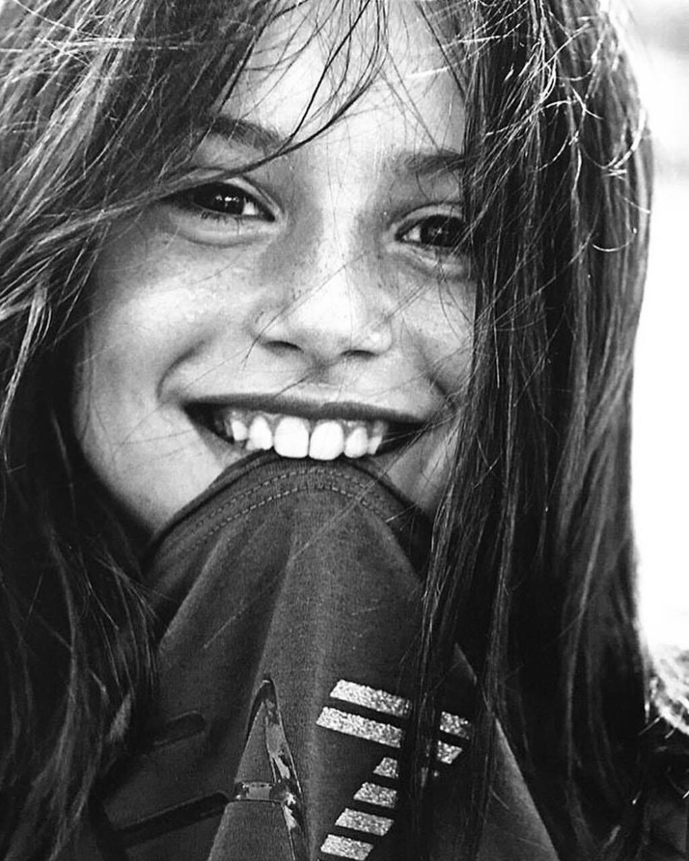 Девчонки смеются