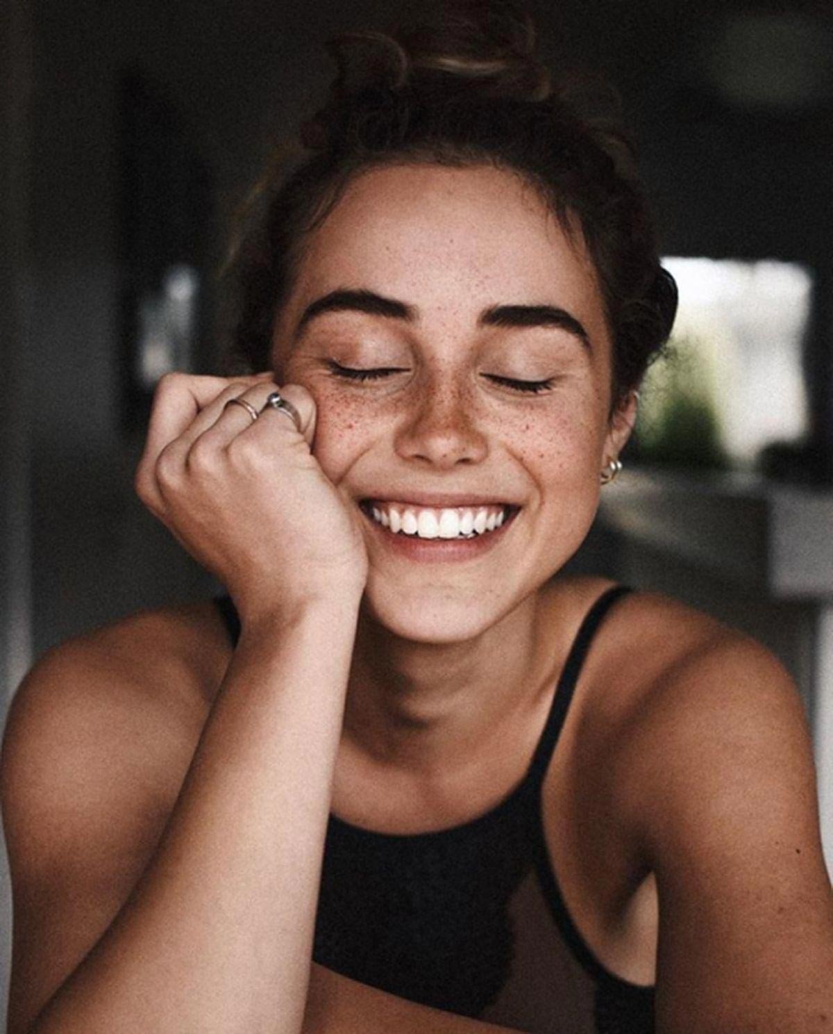 Красивая девушка смеется