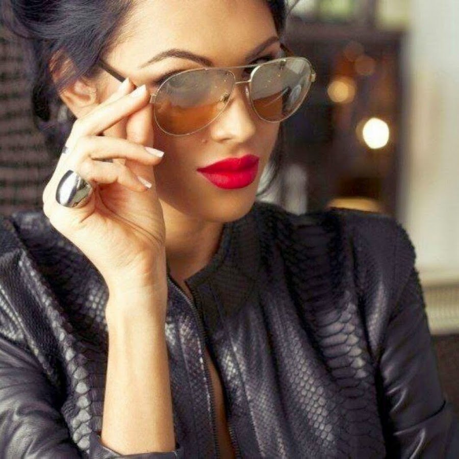 Скромная воспитанная девушка