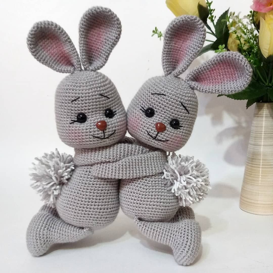 Вязаные игрушки Зайка