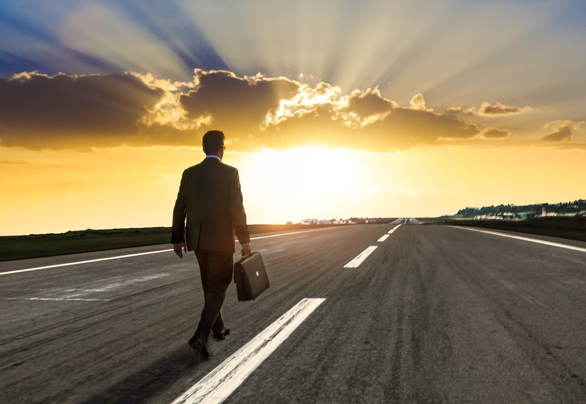 Человек идет по пороге