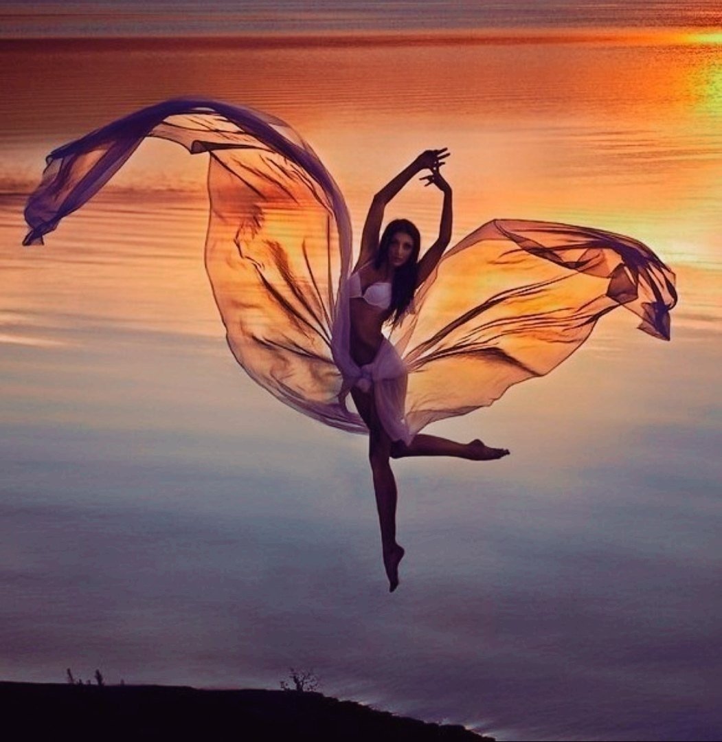 Девушка взлетает