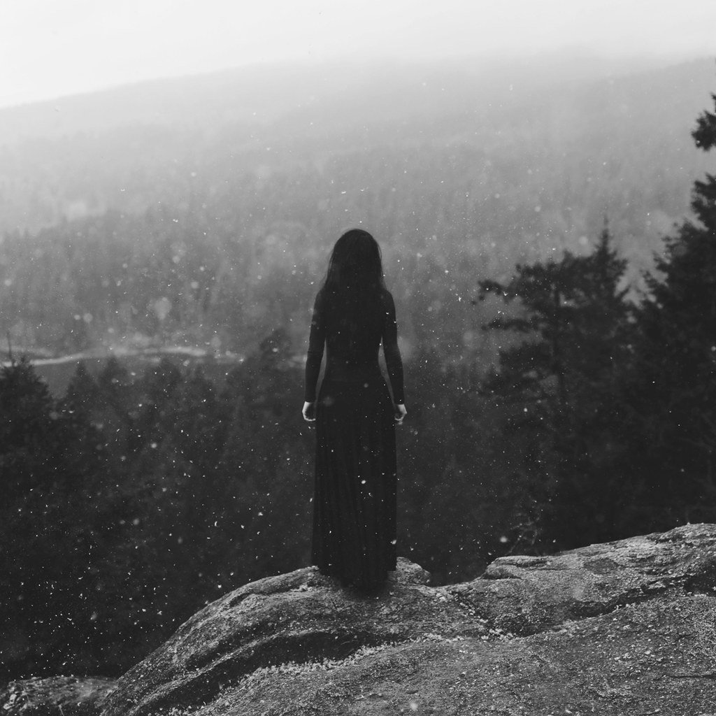 Девушка на обрыве