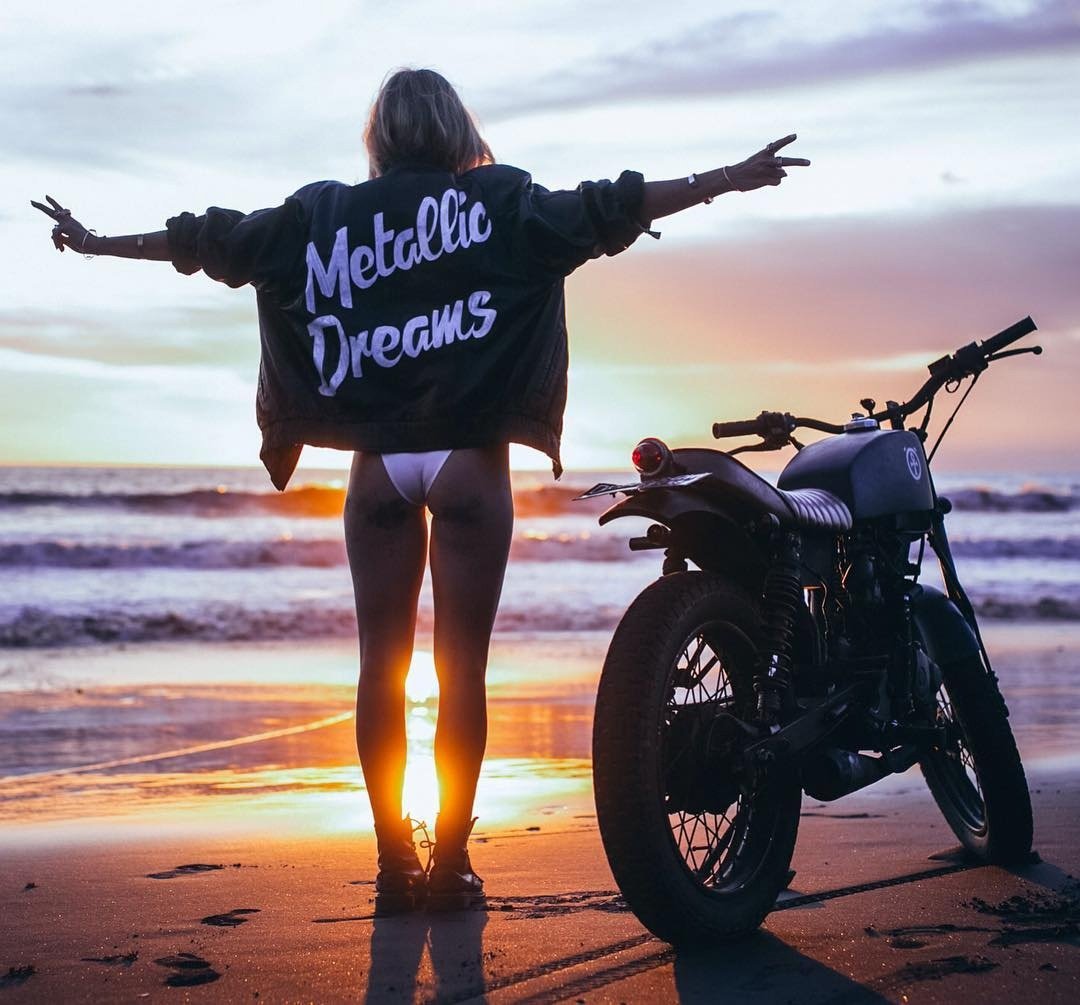 Байкер на закате