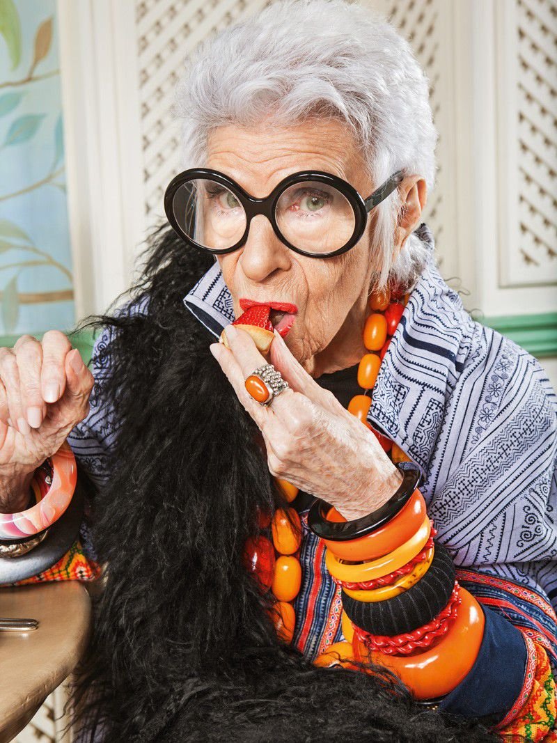 Айрис Апфель с сигаретой