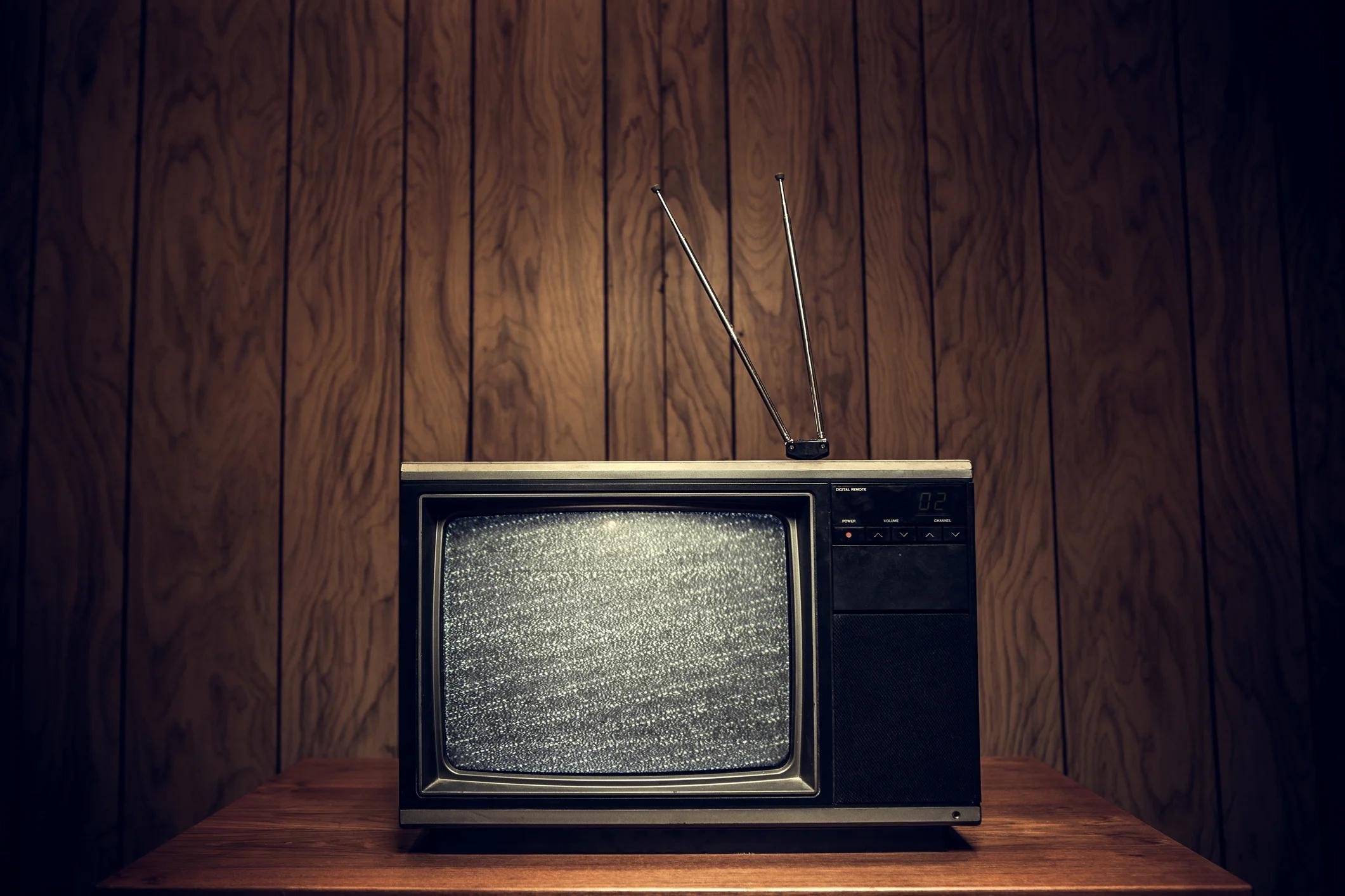 Телевизор готов. Старый телевизор. Старинный телевизор. Телевизорстарывй. Ретро телевизор.