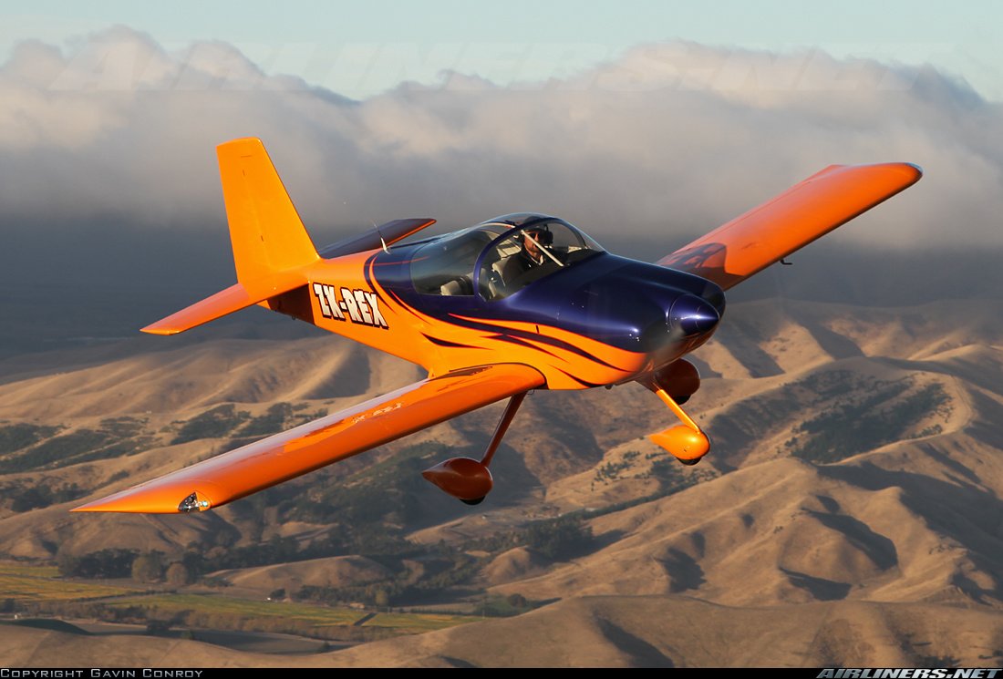 Двухмоторный спортивный самолет