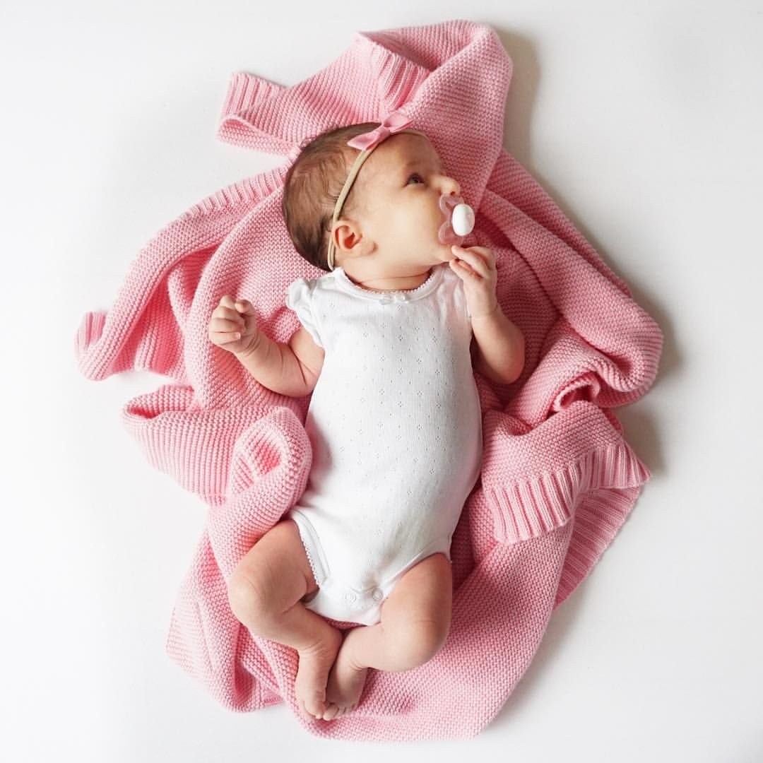 Красивая новорожденная девочка