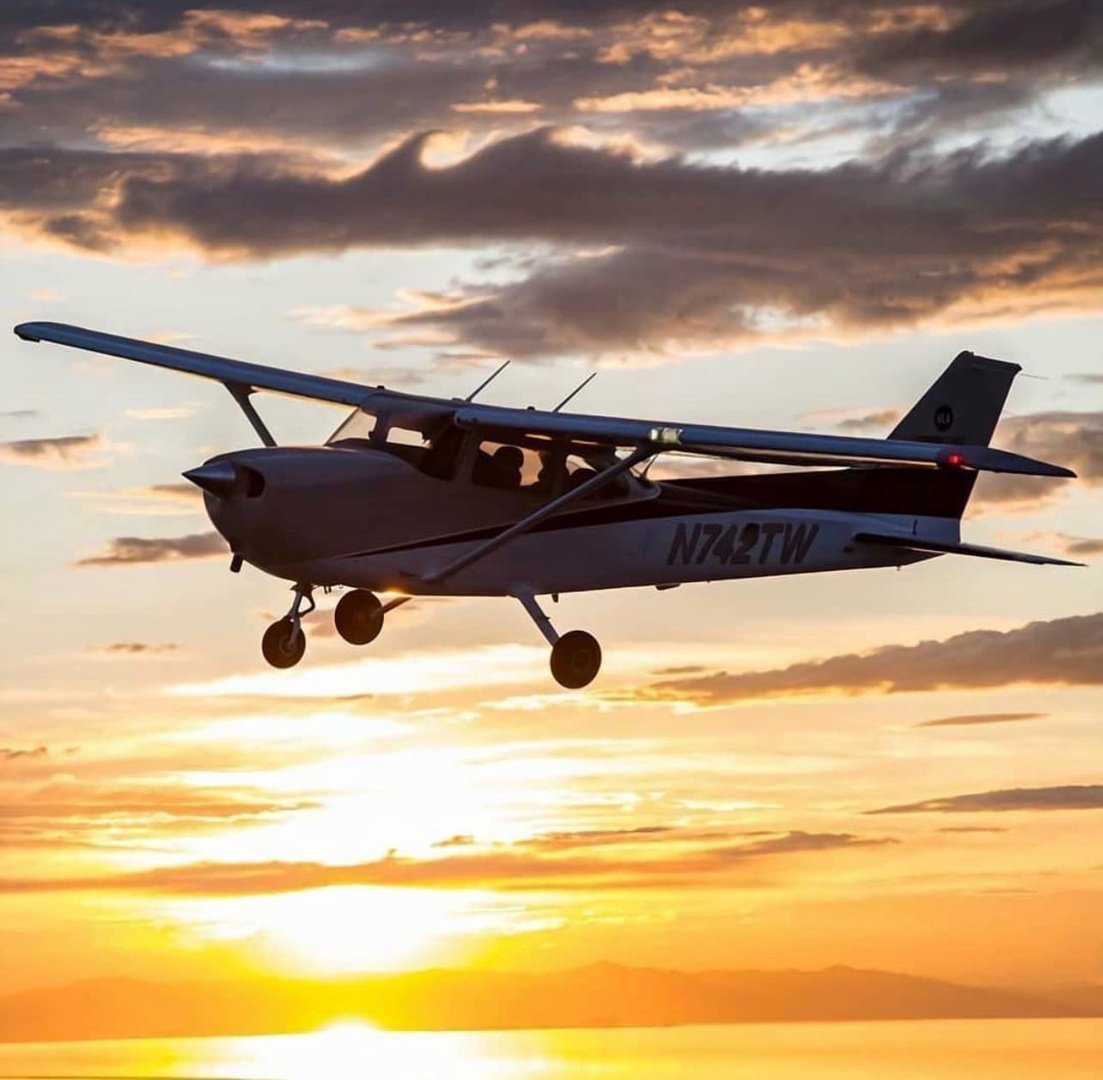 Cessna 172 в небе