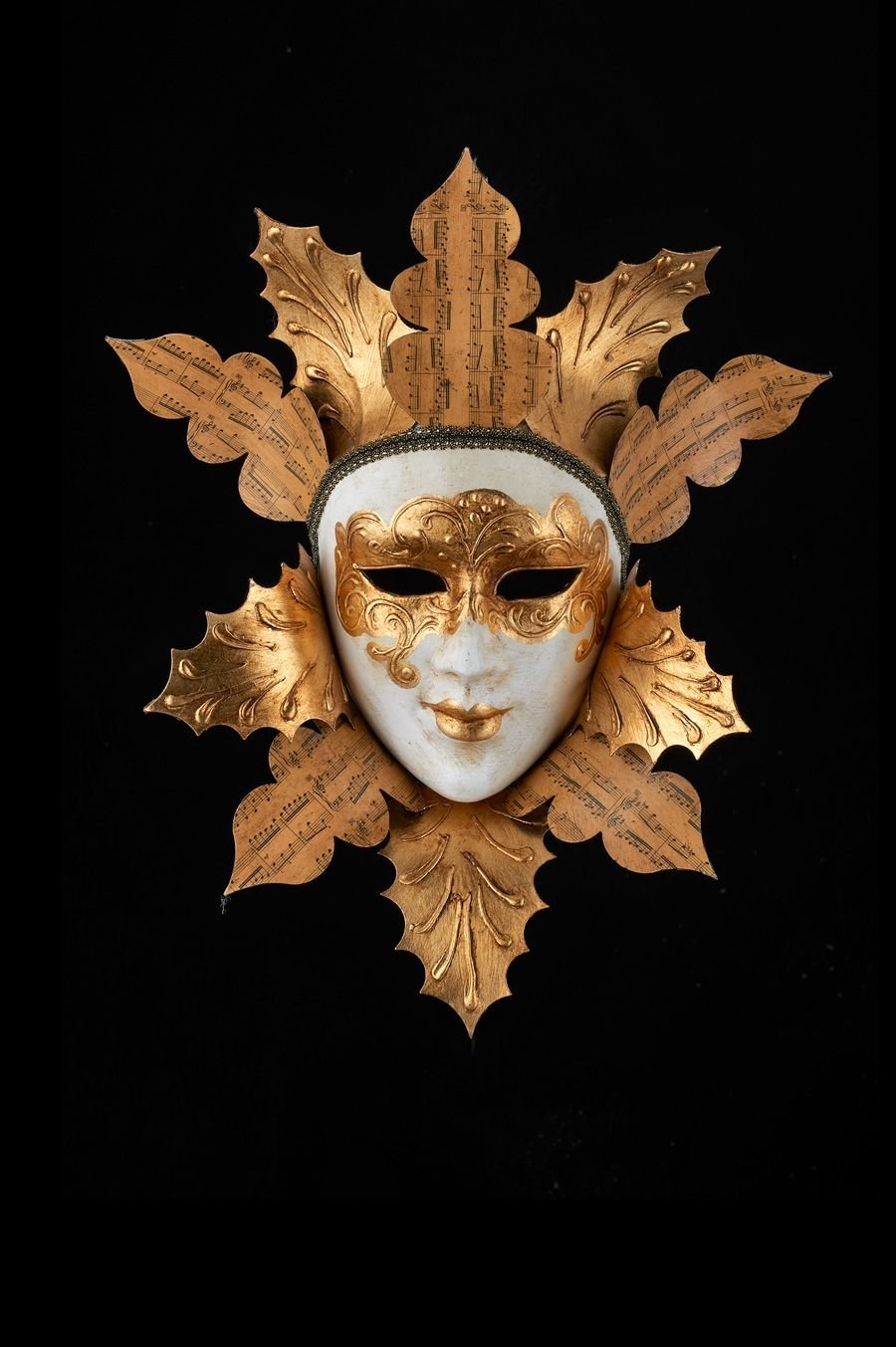Золотая венецианская маска
