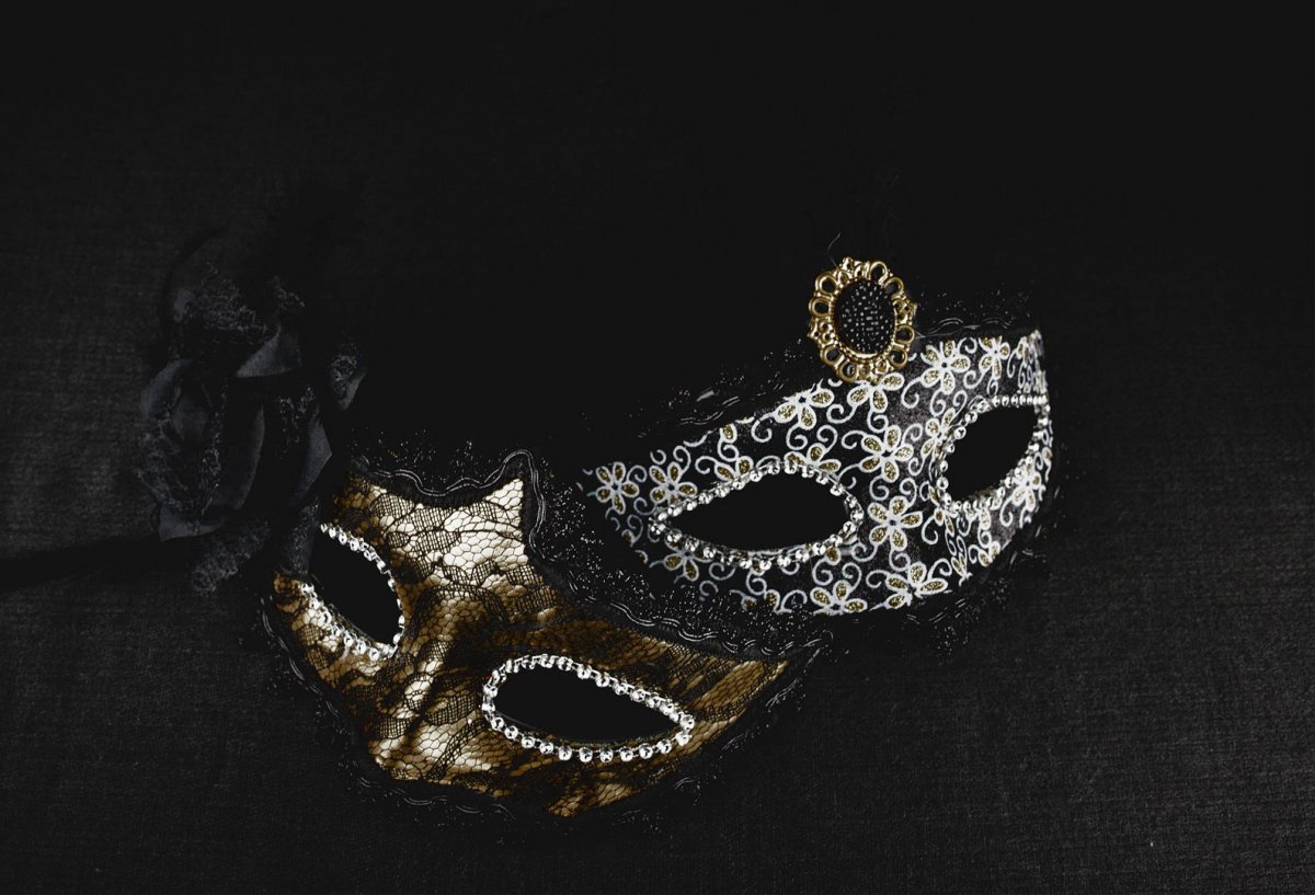 Театральные маски на черном фоне