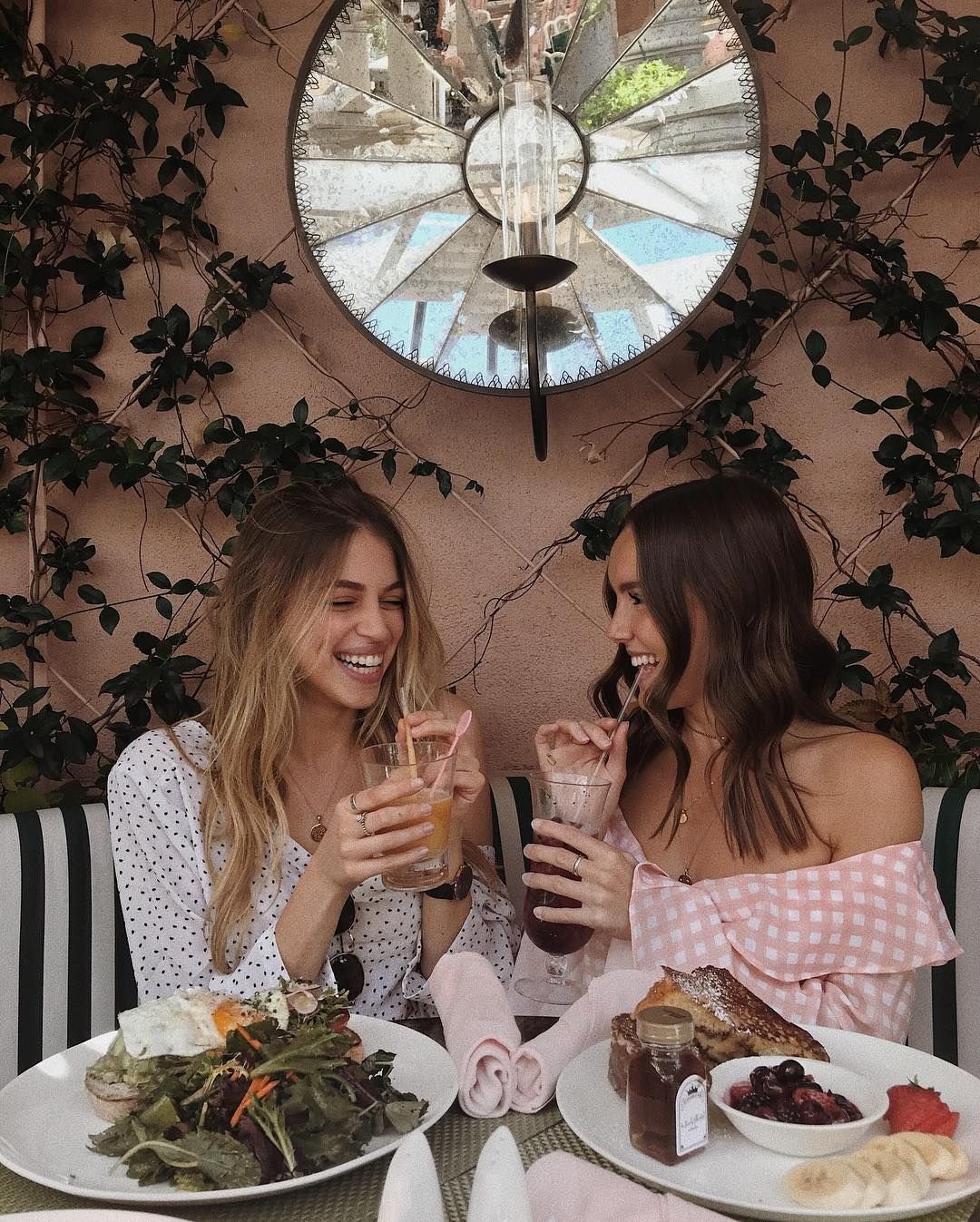 Фотосессия подружек в кафе