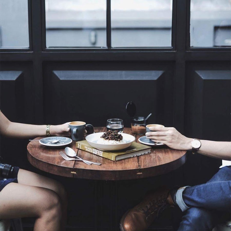 Парень и девушка в кафе