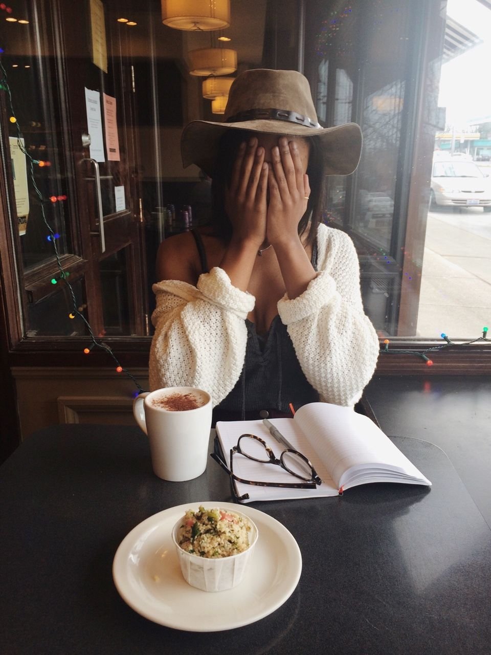 Стильная девушка с кофе