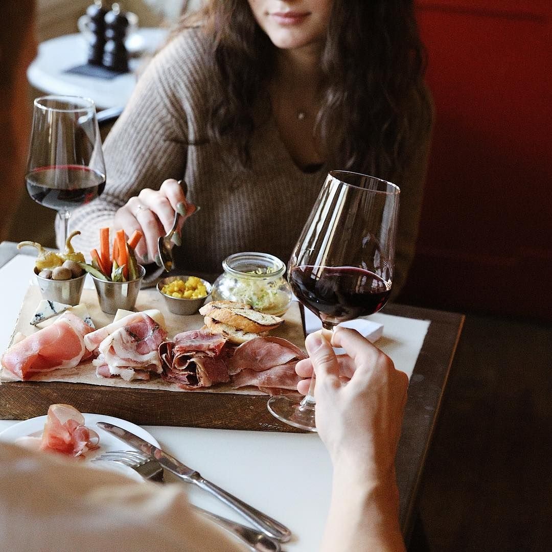 Стол в ресторане с едой