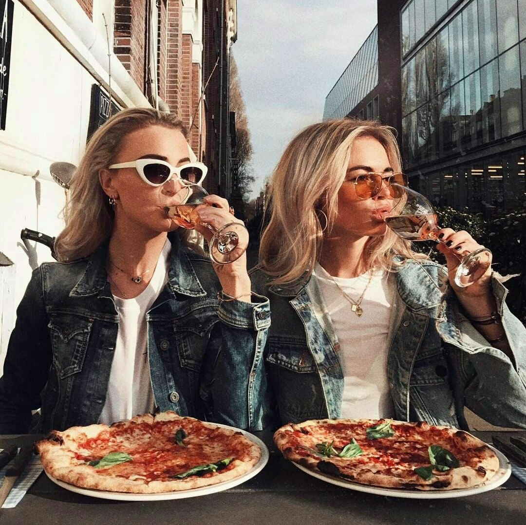 Подруги в кофейне