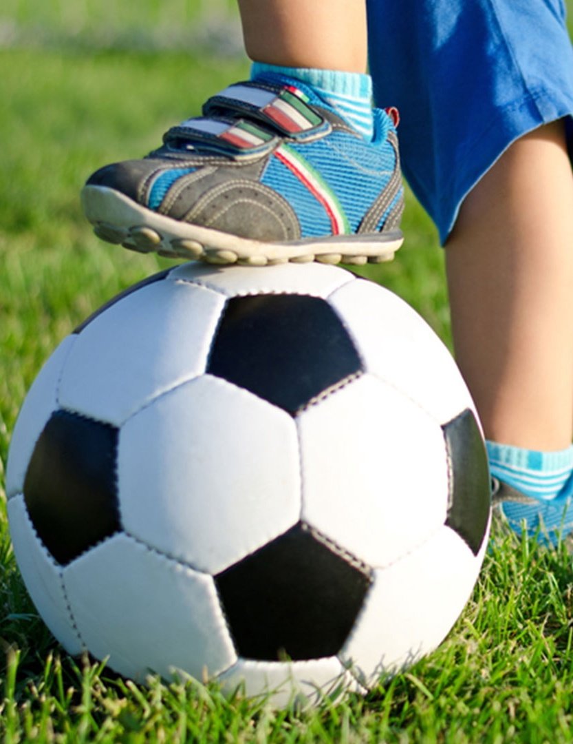 Ребенок с футбольным мячом