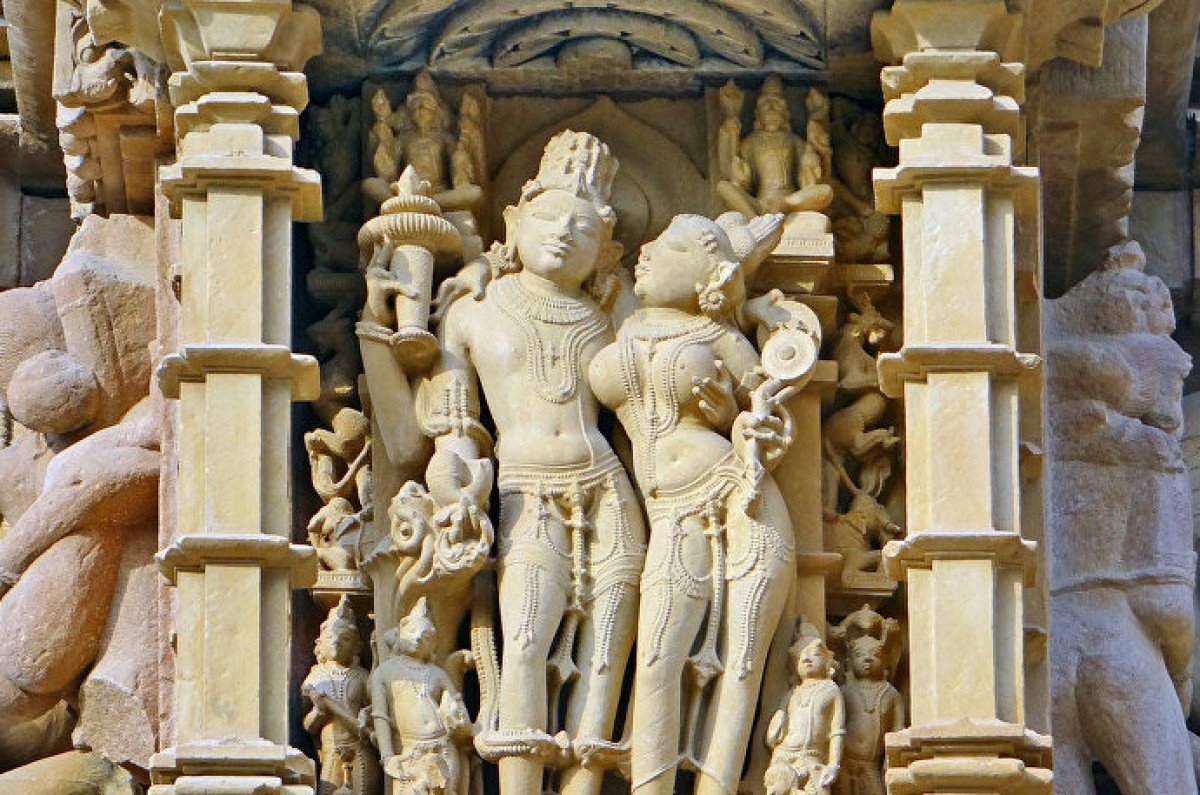Статуи храма Каджурахо