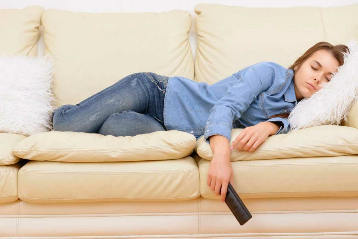 Девушка на диване перед телевизором