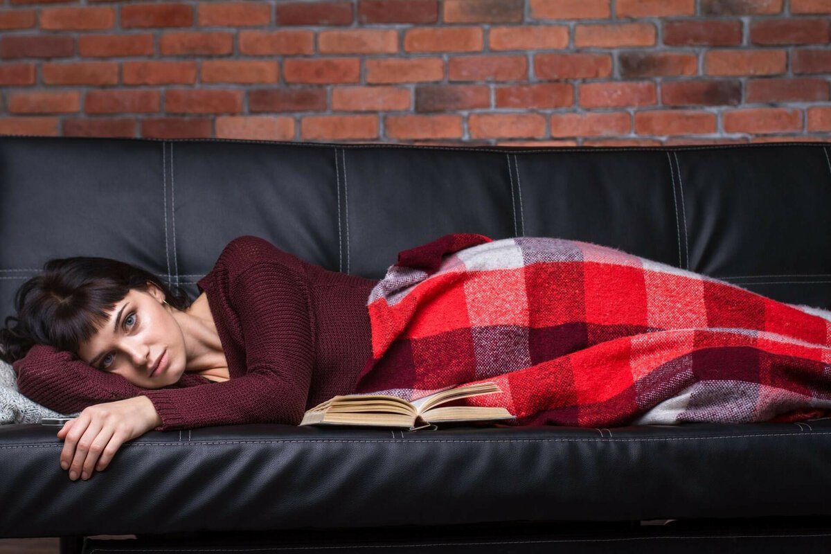 Девушка лежит на диване