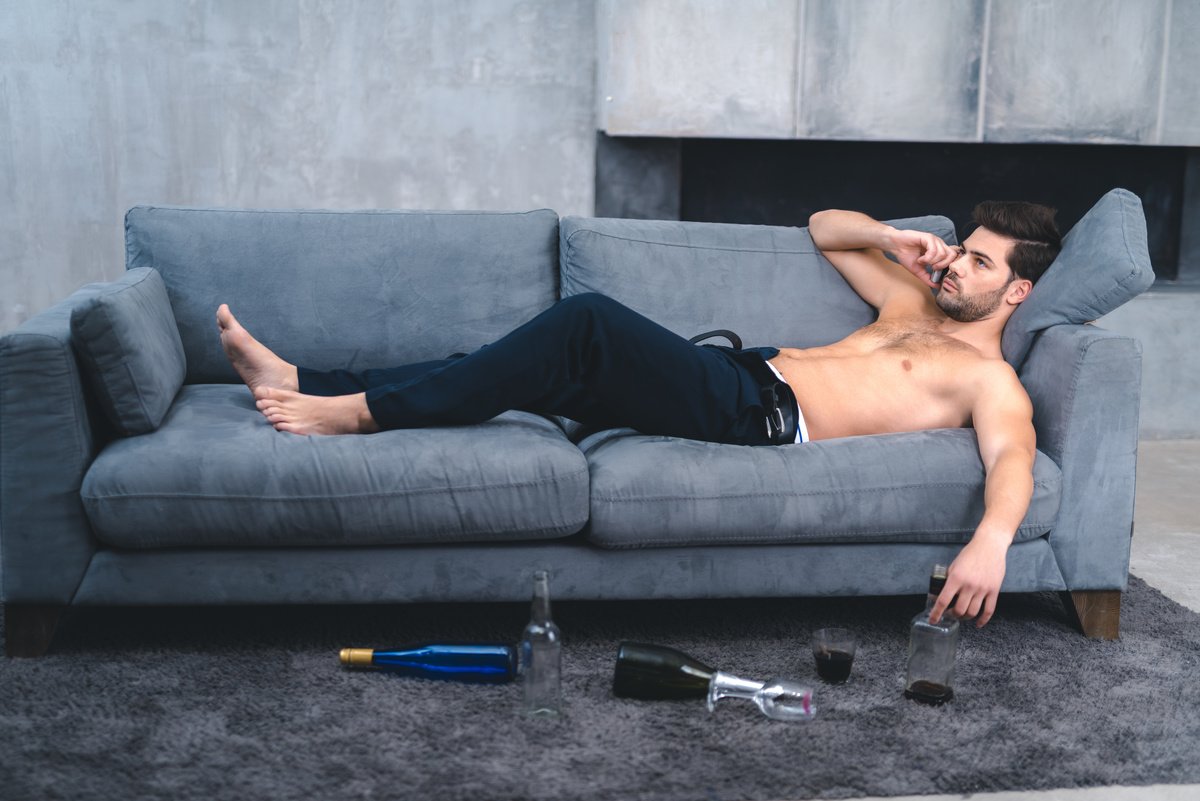 Мужчина спит на диване