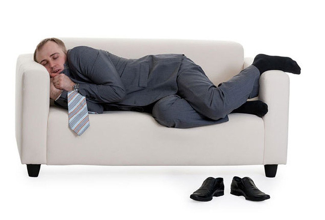 Человек на диване