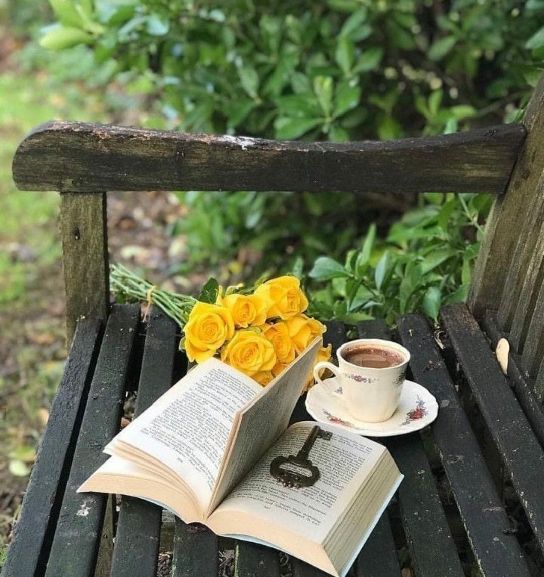 Чашка кофе и книга